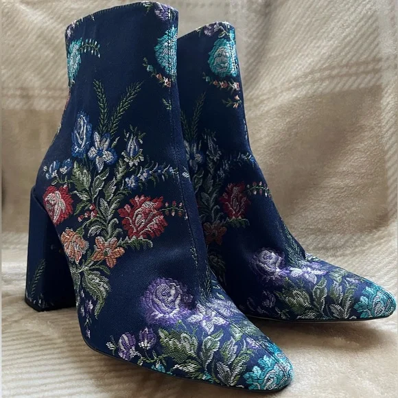 Beautiful ZARA women’s embroidered booties
